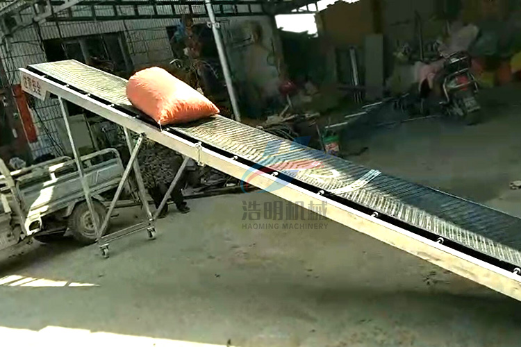 下乡收粮袋子提升机